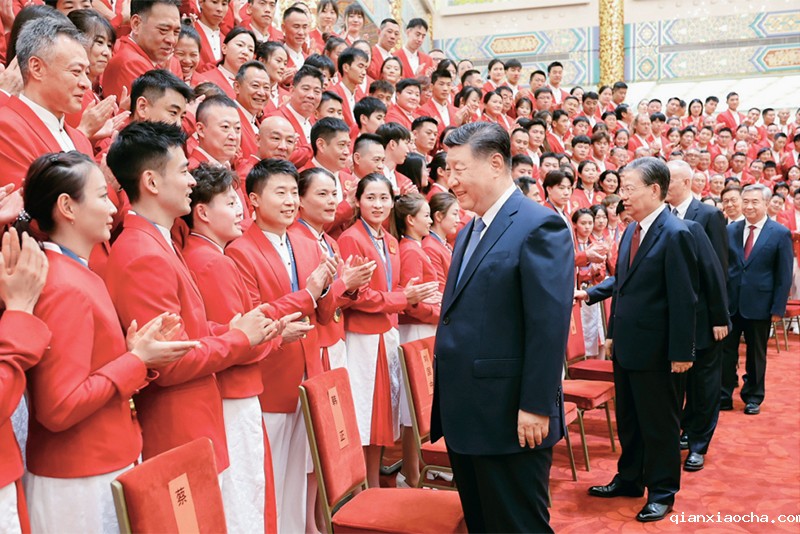 2024年8月20日,党和国家领导人习近平、赵乐际、王沪宁、蔡奇、李希、韩正等在人民大会堂接见第33届夏季奥林匹克运动会中国体育代表团全体成员。 新华社记者 鞠鹏/摄