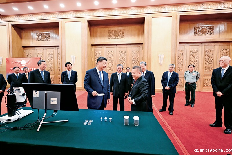2024年9月23日,党和国家领导人习近平、李强、赵乐际、王沪宁、蔡奇、丁薛祥、李希等在人民大会堂接见探月工程嫦娥六号任务参研参试人员代表并参观月球样品和探月工程成果展览。这是习近平等参观月球样品和探月工程成果展览。 新华社记者 谢环驰/摄